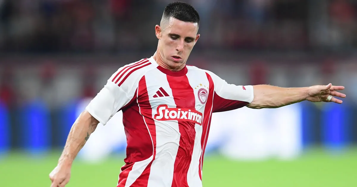 Ο Ντανιέλ Ποντένσε με τη φανέλα του Ολυμπιακού επιχειρεί προσπάθεια σε αγώνα πρωταθλήματος