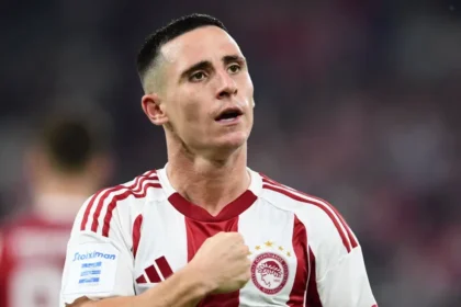 Ο Ντανιέλ Ποντένσε του Ολυμπιακού σε προσπάθεια στο Καραϊσκάκη