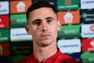 Ο Ντάνιελ Ποντένσε με τη φανέλα του Ολυμπιακού σε στιγμιότυπο έντασης.