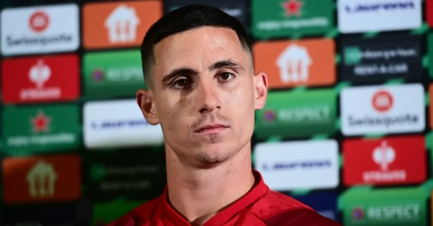 Ο Ντάνιελ Ποντένσε με τη φανέλα του Ολυμπιακού σε στιγμιότυπο έντασης.