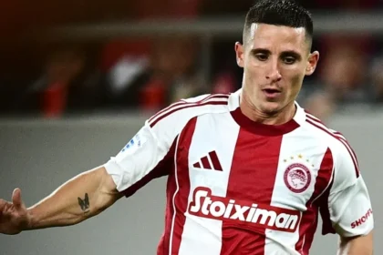 Ο Ντανιέλ Ποντένσε του Ολυμπιακού κατά τη διάρκεια αγώνα της Super League