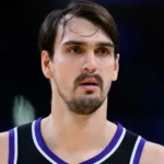 Ο Ντάριο Σάριτς με τη φανέλα των Πίστονς κοιτάζει σκεπτικός προς τον πάγκο