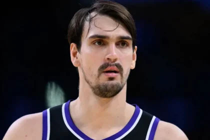 Ο Ντάριο Σάριτς με τη φανέλα των Πίστονς κοιτάζει σκεπτικός προς τον πάγκο