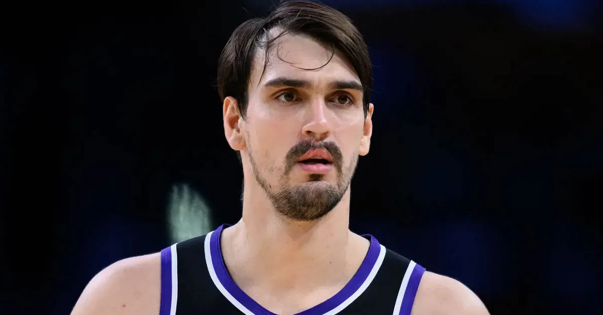 Ο Ντάριο Σάριτς με τη φανέλα των Πίστονς κοιτάζει σκεπτικός προς τον πάγκο