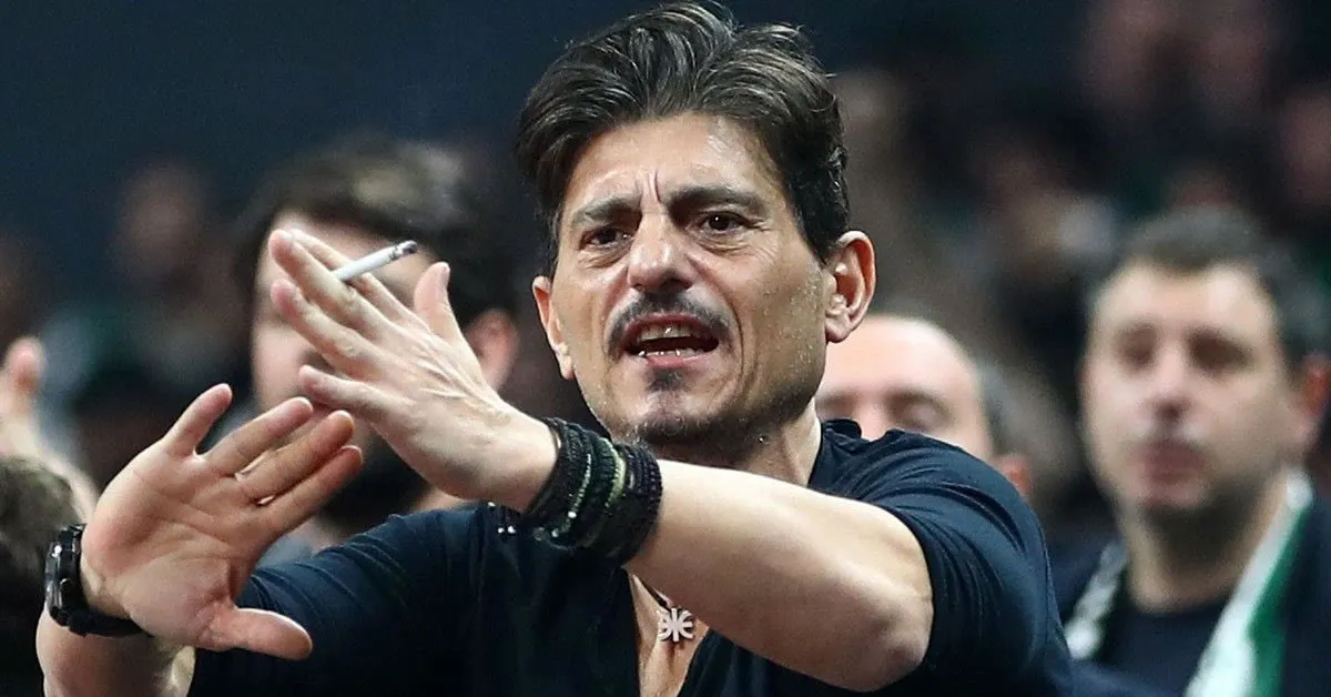 Ο Δημήτρης Γιαννακόπουλος διαμαρτύρεται μέσα στο γήπεδο