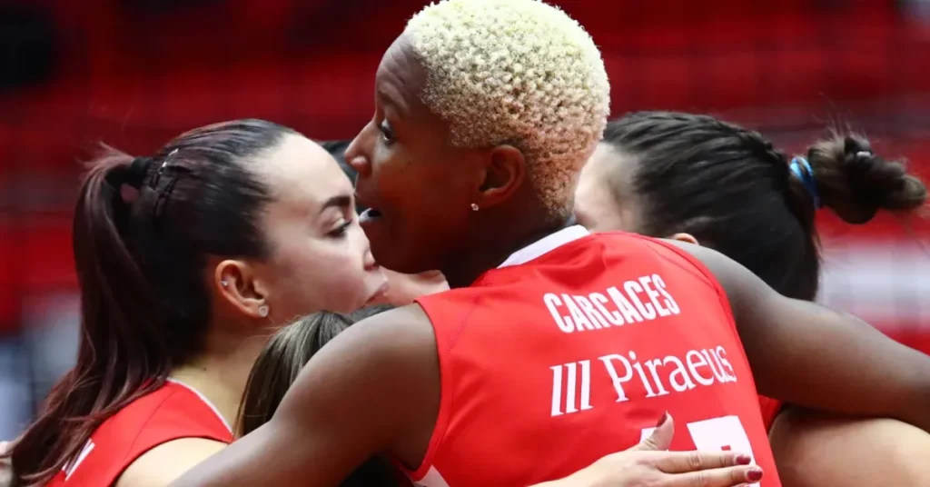 Παίκτριες του Ολυμπιακού στο κλειστό του Ρέντη σε αγώνα βόλεϊ