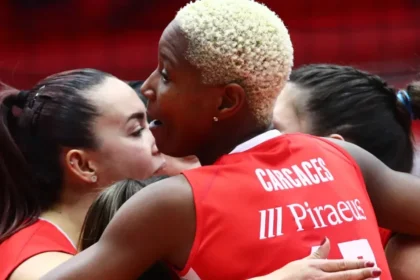 Παίκτριες του Ολυμπιακού στο κλειστό του Ρέντη σε αγώνα βόλεϊ