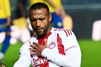 Ο Αγιούμπ Ελ Κααμπί πανηγυρίζει γκολ με τον Ολυμπιακό