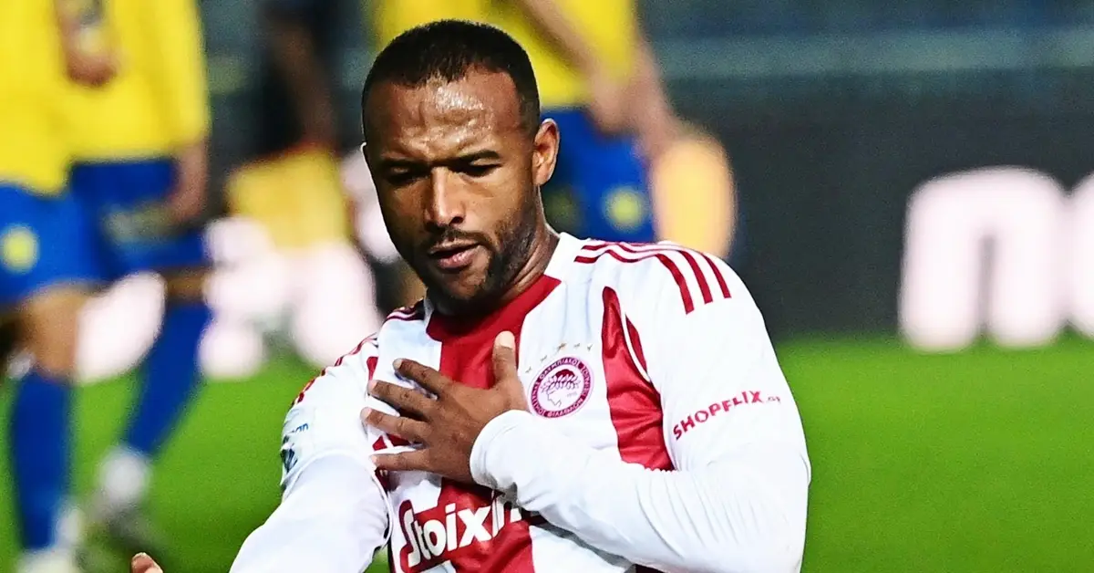 Ο Αγιούμπ Ελ Κααμπί πανηγυρίζει γκολ με τον Ολυμπιακό