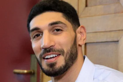 Ο Ενές Καντέρ μιλάει σε δημοσιογράφους κατά την παρουσίαση του βιβλίου του στο Μεταξουργείο