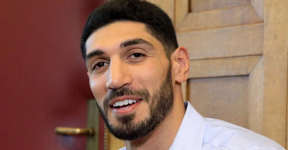 Ο Ενές Καντέρ μιλάει σε δημοσιογράφους κατά την παρουσίαση του βιβλίου του στο Μεταξουργείο