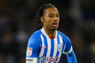 Ο Ετιέν Καμαρά της Σαρλερουά διεκδικεί τη μπάλα σε αγώνα του Βελγικού πρωταθλήματος