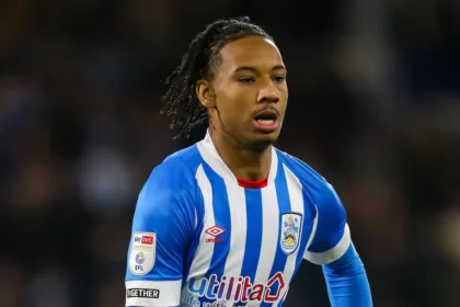 Ο Ετιέν Καμαρά της Σαρλερουά διεκδικεί τη μπάλα σε αγώνα του Βελγικού πρωταθλήματος