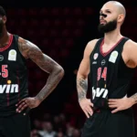 Παίκτες του Ολυμπιακού σε φόντο γηπέδου Euroleague.