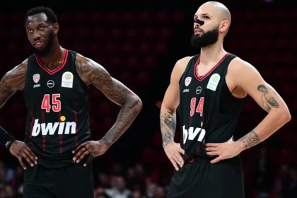 Παίκτες του Ολυμπιακού σε φόντο γηπέδου Euroleague.