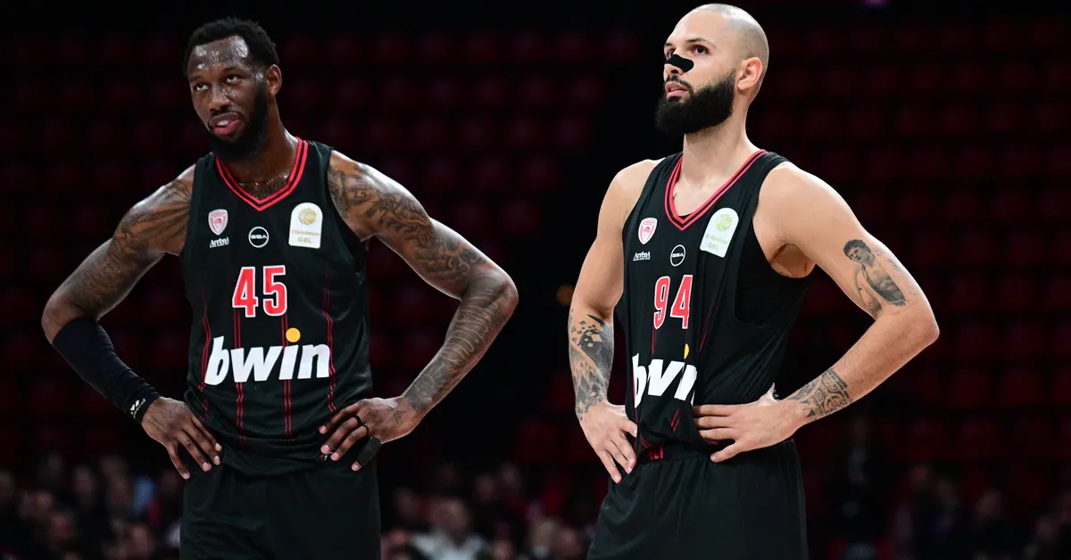 Παίκτες του Ολυμπιακού σε φόντο γηπέδου Euroleague.