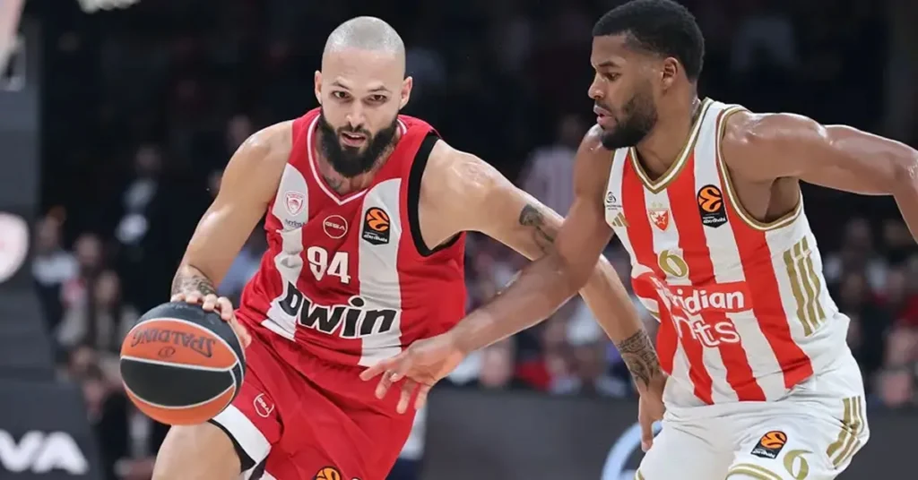 Ο Εβάν Φουρνιέ εναντίον του Μπάτλερ στον αγώνα του Ολυμπιακού με τον Ερυθρό Αστέρα