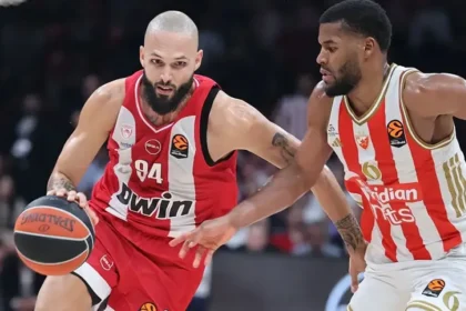 Ο Εβάν Φουρνιέ εναντίον του Μπάτλερ στον αγώνα του Ολυμπιακού με τον Ερυθρό Αστέρα