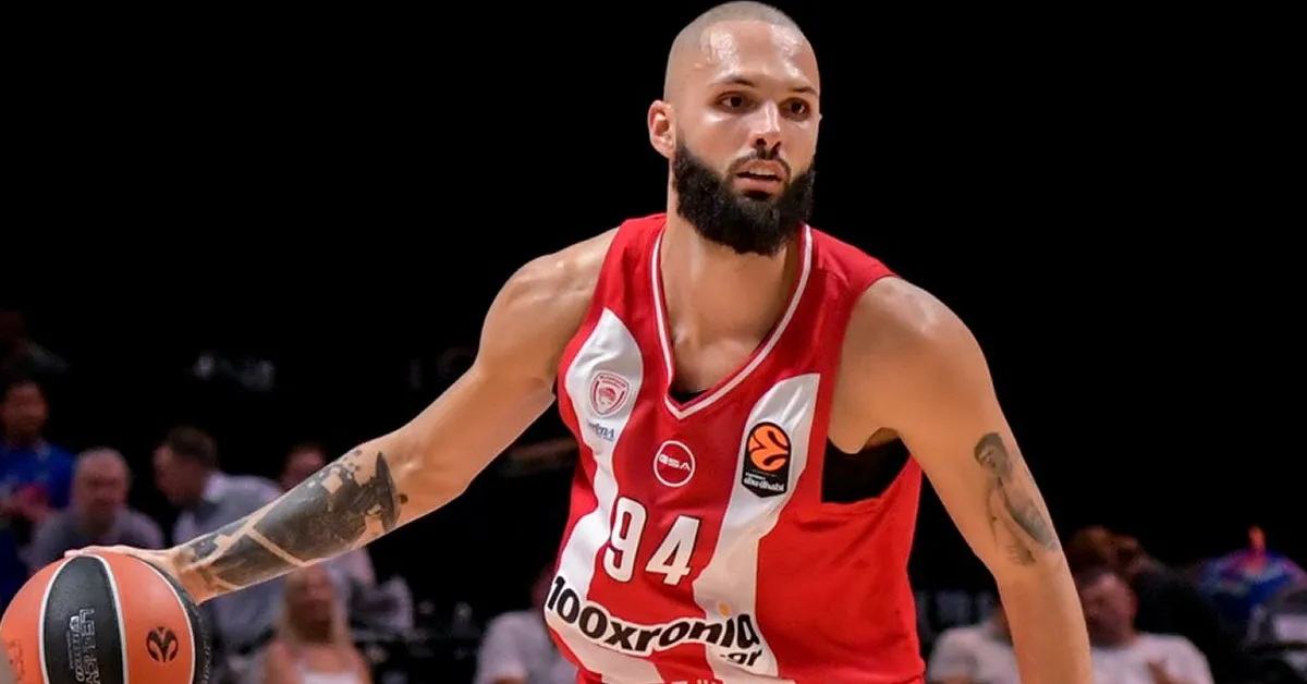 Ο Εβάν Φουρνιέ εκτελεί προσπάθεια για τον Ολυμπιακό στο Ιβανώφειο κόντρα στον Ηρακλή