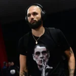 Ο Εβάν Φουρνιέ φτάνει στο Στάδιο Ειρήνης και Φιλίας φορώντας μπλουζάκι με το πρόσωπο του Γιώργου Μπαρτζώκα