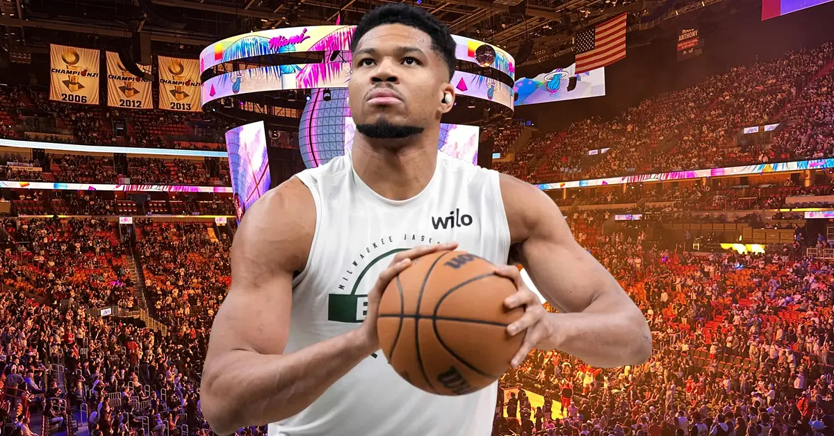 Ο Γιάννης Αντετοκούνμπο σε επεξεργασμένη εικόνα με φόντο το γήπεδο των Μαϊάμι Χιτ.