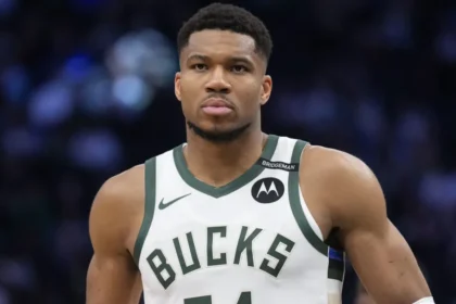 Ο Γιάννης Αντετοκούνμπο με τη φανέλα των Μιλγουόκι Μπακς