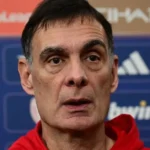 Ο Γιώργος Μπαρτζώκας μιλάει με σοβαρό ύφος στη συνέντευξη Τύπου του Ολυμπιακού