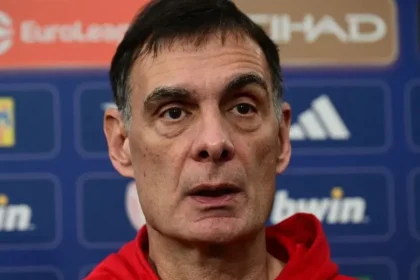 Ο Γιώργος Μπαρτζώκας μιλάει με σοβαρό ύφος στη συνέντευξη Τύπου του Ολυμπιακού