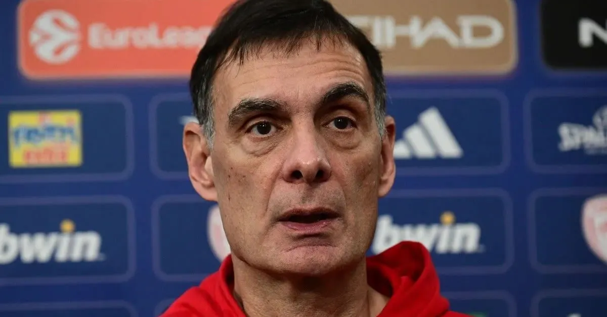 Ο Γιώργος Μπαρτζώκας μιλάει με σοβαρό ύφος στη συνέντευξη Τύπου του Ολυμπιακού