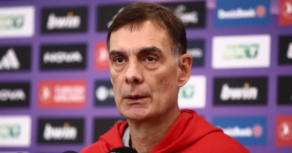 Ο Γιώργος Μπαρτζώκας κάνει δηλώσεις σε δημοσιογράφους