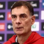 Ο Γιώργος Μπαρτζώκας κάνει δηλώσεις σε δημοσιογράφους