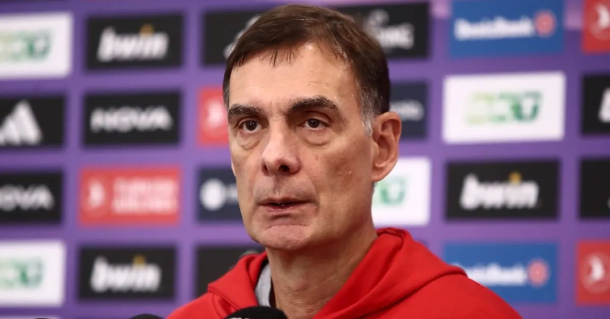 Ο Γιώργος Μπαρτζώκας κάνει δηλώσεις σε δημοσιογράφους