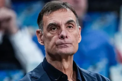 Ο Γιώργος Μπαρτζώκας δίνει οδηγίες κατά τη διάρκεια του αγώνα στο ΣΕΦ