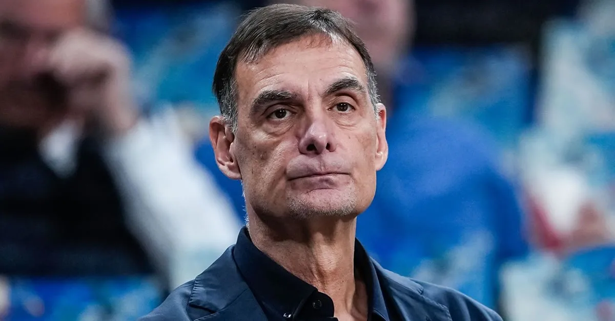 Ο Γιώργος Μπαρτζώκας δίνει οδηγίες κατά τη διάρκεια του αγώνα στο ΣΕΦ