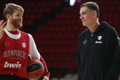 Ο Γιώργος Μπαρτζώκας με τον Τόμας Γούοκαπ σε προπονηση της ομάδας