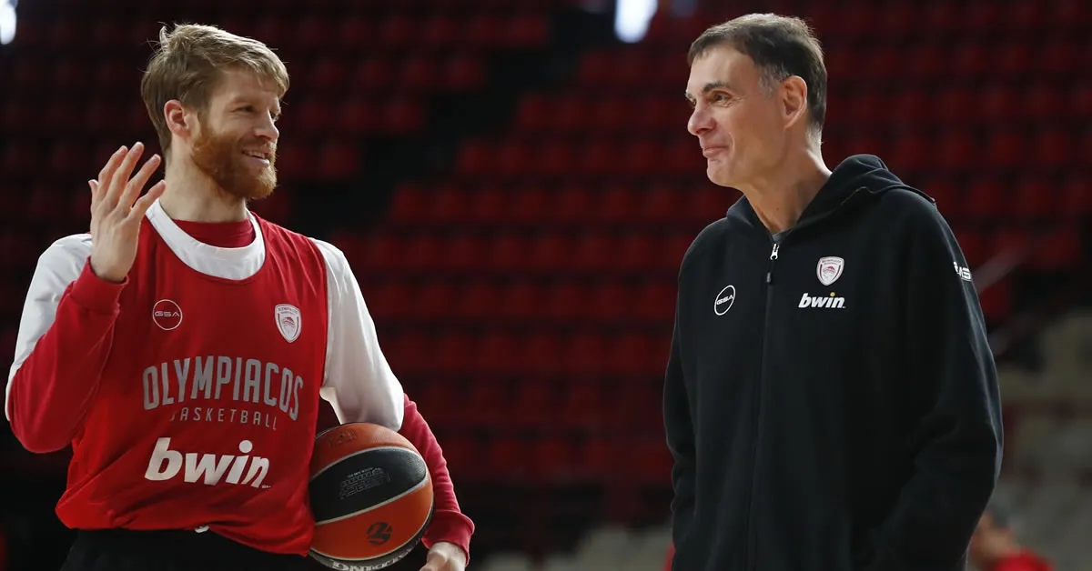 Ο Γιώργος Μπαρτζώκας με τον Τόμας Γούοκαπ σε προπονηση της ομάδας