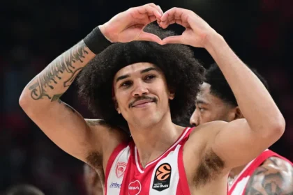 Ο Ταίσον Γούορντ του Ολυμπιακού μετά το τέλος αγώνα Euroleague χαιρετάει την εξέδρα