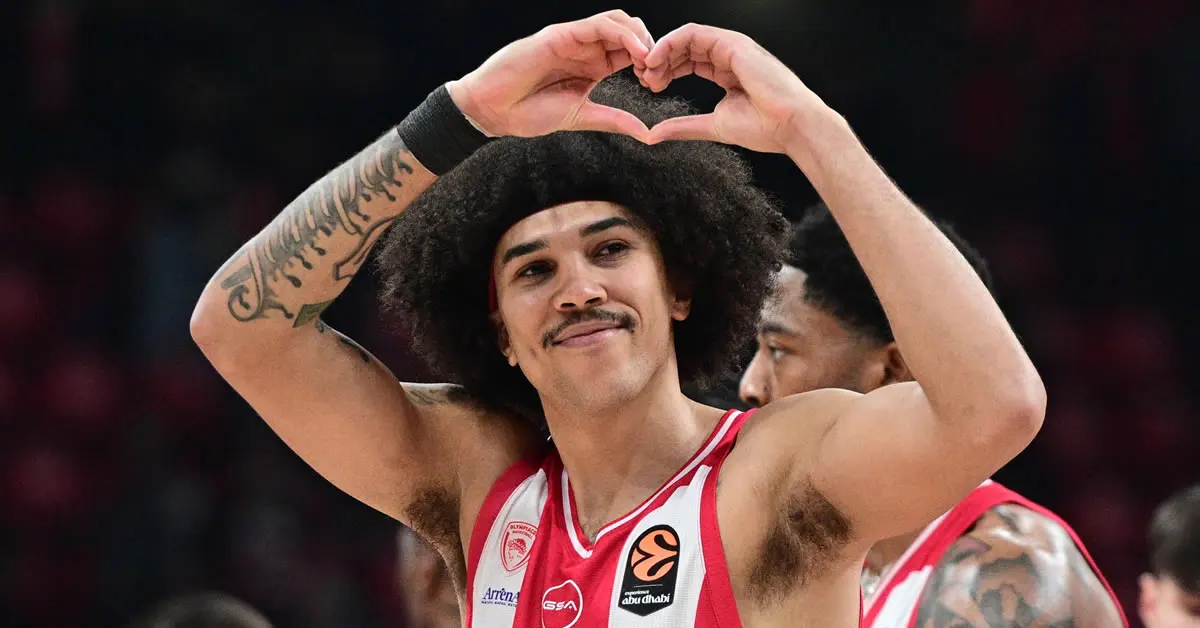 Ο Ταίσον Γούορντ του Ολυμπιακού μετά το τέλος αγώνα Euroleague χαιρετάει την εξέδρα