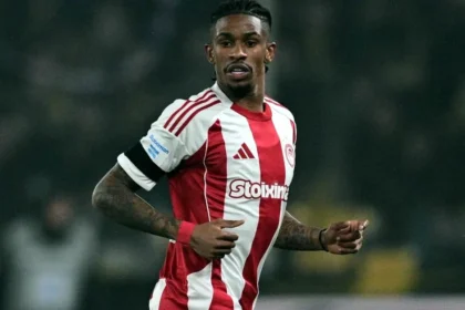 Ο Αντρέ Λουίς με την φανέλα του Ολυμπιακού