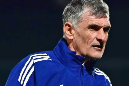 Ο Χοσέ Λουίς Μεντιλίμπαρ δίνει έντονες οδηγίες στους παίκτες του Ολυμπιακού στου Ρέντη