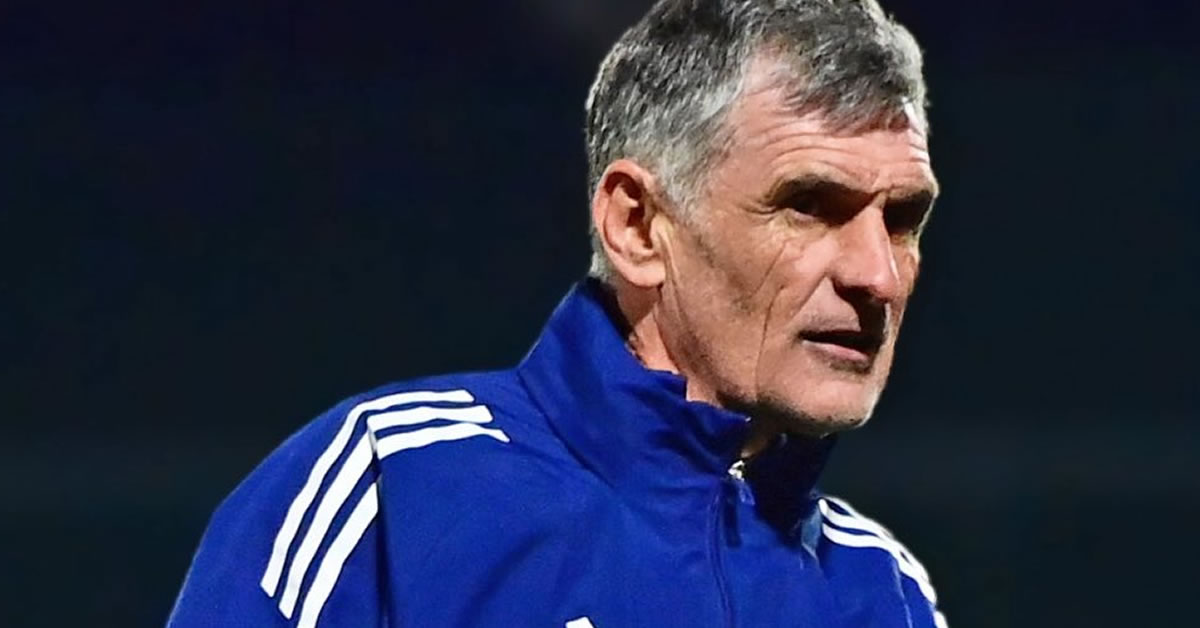 Ο Χοσέ Λουίς Μεντιλίμπαρ δίνει έντονες οδηγίες στους παίκτες του Ολυμπιακού στου Ρέντη