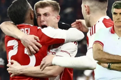 Ο Χοσέ Λουίς Μεντιλίμπαρ παρακολουθεί τους παίκτες του Ολυμπιακού να πανηγυρίζουν