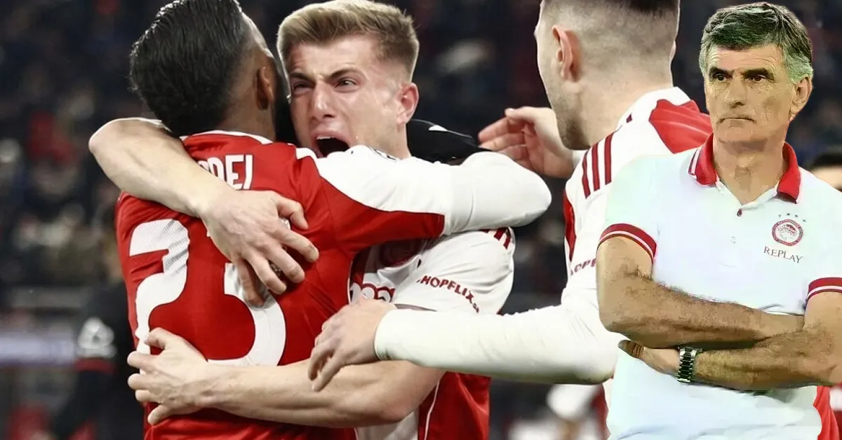 Ο Χοσέ Λουίς Μεντιλίμπαρ παρακολουθεί τους παίκτες του Ολυμπιακού να πανηγυρίζουν