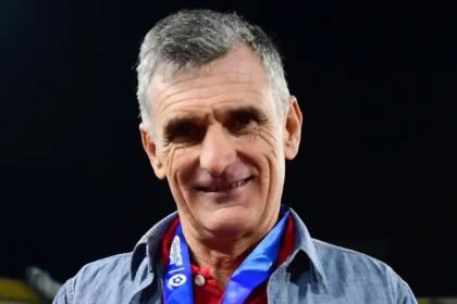 Ο Χοσέ Λουίς Μεντιλίμπαρ χαμογελαστός στον Ολυμπιακό