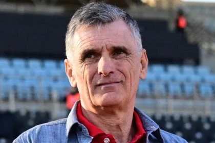 Ο Χοσέ Λουίς Μεντιλίμπαρ μιλάει στη συνέντευξη τύπου μετά το ντέρμπι με τον Παναθηναϊκό