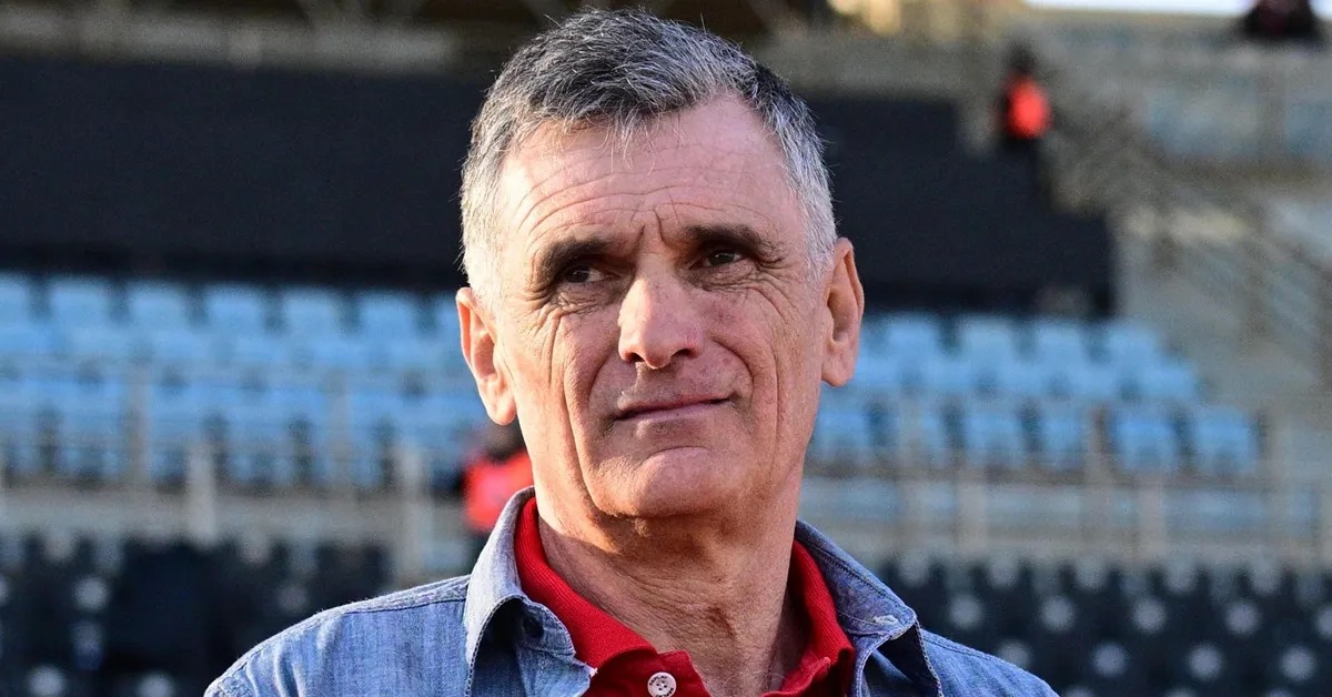 Ο Χοσέ Λουίς Μεντιλίμπαρ μιλάει στη συνέντευξη τύπου μετά το ντέρμπι με τον Παναθηναϊκό