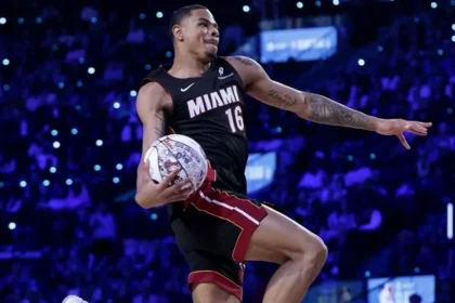 Ο Κισάντ Τζόνσον πραγματοποιεί εντυπωσιακό κάρφωμα στον διαγωνισμό του All-Star Game