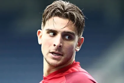 Ο Κωνσταντίνος Τζολάκης με τη φανέλα του Ολυμπιακού