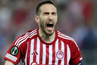 Ο Κώστας Φορτούνης με τη φανέλα του Ολυμπιακού να πανηγυρίζει στο γήπεδο Καραϊσκάκη