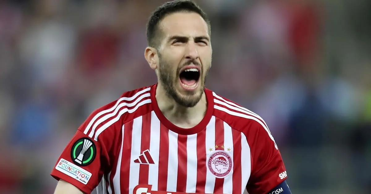 Ο Κώστας Φορτούνης με τη φανέλα του Ολυμπιακού να πανηγυρίζει στο γήπεδο Καραϊσκάκη